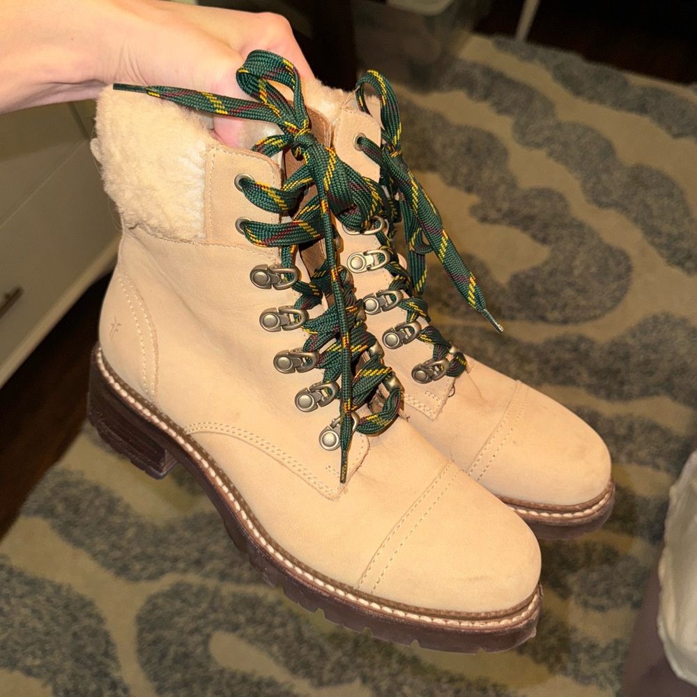 Frye Sherpa Boots

I wear in the snow! Super cozy and good grip